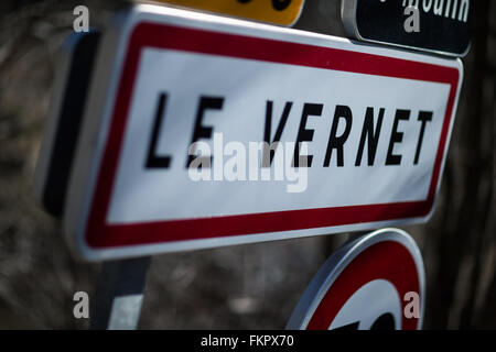 Le Vernet, France. Feb 26, 2016. Le panneau indique 'Vernet' qui mène au village de Vernet, France, 26 février 2016. Après l'accident d'avion du vol Germanwings (4U) 9525 Les résidents locaux dans le Vernet sont très considéré à l'égard des étrangers en passant par le village. Photo : Rolf Vennenbernd/dpa/Alamy Live News Banque D'Images