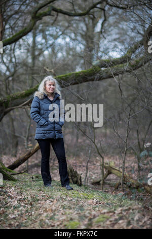 La présidente de la Fondation Elena Bless, Annette bénis, se trouve dans une forêt proche d'Haltern am See, Allemagne, 3 mars 2016. Annette Bless a perdu sa fille Elena qui était passager à bord s'est écrasé le vol Germanwings (4U) 9525. Photo : afp/Vennenbernd Rolf Banque D'Images