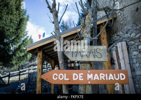 Le Vernet, France. Feb 26, 2016. Un panneau routier lit le nom et ouvre la voie à la montagne locale Col de Mariaud' au Vernet, France, 26 février 2016. Le village de Le Vernet est situé près de l'emplacement de l'accident du vol Crash de Germanwings (4U) 9525. Photo : Rolf Vennenbernd/dpa/Alamy Live News Banque D'Images