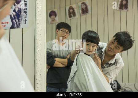 Huludao, province de Liaoning en Chine. 10 Mar, 2016. Un enfant se prépare à se couper les cheveux à un coiffeur à l'Longtaitou Festival à Huludao, nord-est de la Chine, la province de Liaoning, 10 mars 2016. Le Longtaitou Eryueer ou Festival, Festival, ce qui signifie 'dragon soulève tête" en chinois, est un festival traditionnel chinois tenue le deuxième jour du deuxième mois dans le calendrier lunaire chinois. Les Chinois détiennent la conviction que le fait d'obtenir une coupe quand le 'dragon soulève sa tête' signifie qu'ils auront un départ énergique à la nouvelle année. © Tian Jia/Xinhua/Alamy Live News Banque D'Images