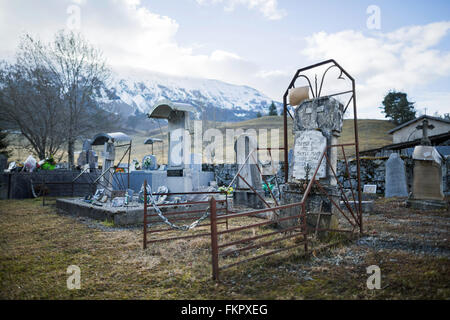 Le Vernet, France. Feb 25, 2016. Tombes anciennes peuvent être vus à l'entrée du cimetière au Vernet, France, 25 février 2016. Dans l'arrière du cimetière, une tombe commune pour les victimes de l'accident d'avion du vol Germanwings 9525 4U peut être trouvé. Photo : Rolf Vennenbernd/dpa/Alamy Live News Banque D'Images