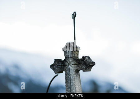 Le Vernet, France. Feb 25, 2016. Une croix à une vieille tombe sur le cimetière au Vernet, France, 25 février 2016. Dans l'arrière du cimetière, une tombe commune pour les victimes de la vol Germanwings 9525 4U peut être vu. Photo : Rolf Vennenbernd/dpa/Alamy Live News Banque D'Images