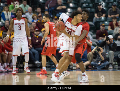 Indianapolis, IN. USA. 09Th Mar, 2016. Shavon Cornhuskers du Nebraska boucliers avant # 31 recherche une murale, tout en étant couverts par la Rutgers Scarlet Knights avant Jonathan Laurent # 4 dans la deuxième moitié au cours de la Conférence Big 10 tournoi de basket-ball de Mens entre Nebraska et à la Rutgers Banker's Life Fieldhouse à Indianapolis, IN.Session 1 Participation : 16 528.Arizona 89, 72 Rutgers.Mark Davis/Cal Sport Media/Alamy Live News Banque D'Images
