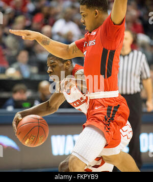 Indianapolis, IN. USA. 09Th Mar, 2016. Garde Cornhuskers du Nebraska Glynn Watson Jr. # 5 disques durs à la Rutgers Scarlet Knights panier autour de guard Corey Sanders # 3 au cours de la Conférence Big 10 tournoi de basket-ball de Mens entre Nebraska et à la Rutgers Banker's Life Fieldhouse à Indianapolis, IN.Session 1 Participation : 16 528.Arizona 89, 72 Rutgers.Mark Davis/Cal Sport Media/Alamy Live News Banque D'Images
