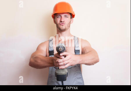 L'homme travailleur avec un tournevis dans les mains Banque D'Images