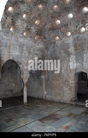 L'une des salles de l'intérieur les bains arabes avec les prises d'air en forme d'étoile dans le plafond, Grenade, Province de Grenade, Andalousie, espagne. Banque D'Images