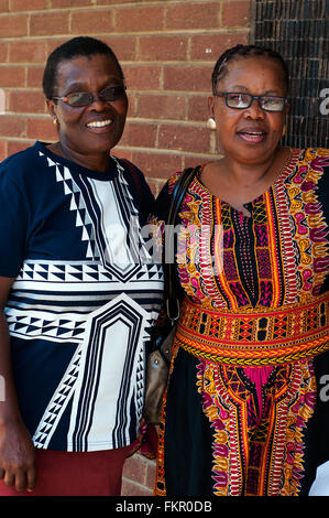 Les femmes âgées dans shopping Plaza, CBD, Mbabane, Swaziland Banque D'Images