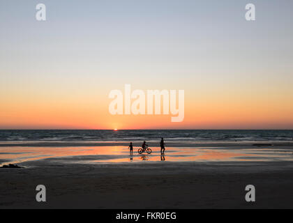 Au coucher du soleil sur la famille de Cable Beach, Broome, région de Kimberley, en Australie occidentale, WA, Australia Banque D'Images