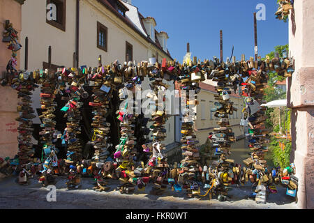 Des centaines de cadenas, verrouillé sur les garde-corps sur un petit pont sur Velkoprevorske Namesti à Prague (République Tchèque) Banque D'Images