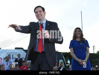 Miami, USA. Mar 9, 2016. Candidat présidentiel républicain Marco Rubio (L) prend la parole à un rassemblement électoral à Miami, Floride, États-Unis, le 9 mars 2016. Credit : Bao Dandan/Xinhua/Alamy Live News Banque D'Images