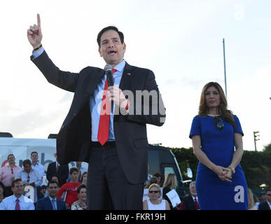 Miami, USA. Mar 9, 2016. Candidat présidentiel républicain Marco Rubio (L) prend la parole à un rassemblement électoral à Miami, Floride, États-Unis, le 9 mars 2016. Credit : Bao Dandan/Xinhua/Alamy Live News Banque D'Images