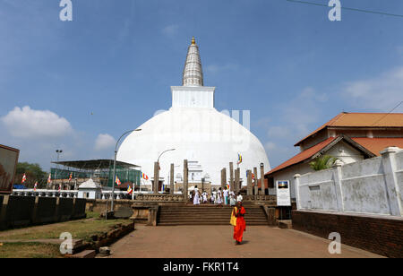 (160310) -- COLOMBO, 10 mars 2016 (Xinhua) -- un moine bouddhiste du Sri Lanka passe devant une pagode au Sri Maha Bodi, le plus sacré du Sri Lanka, d'arbres à la ville sainte d'Anuradhapura dans le centre-nord de la province, le Sri Lanka, le 9 mars 2016. Cette ville sacrée a été créé autour de la coupe d'un 'arbre de l'illumination', le figuier du Bouddha, il y a dans le 3ème siècle avant J.-C. L'arbre qui a grandi hors de la direction générale se trouve dans la ville d'Anuradhapura et est considérée comme un objet de grande vénération avec des dizaines de milliers visiter Anuradhapura pour rendre hommage. En 1982 la ville sainte d'Anuradhapura wa Banque D'Images