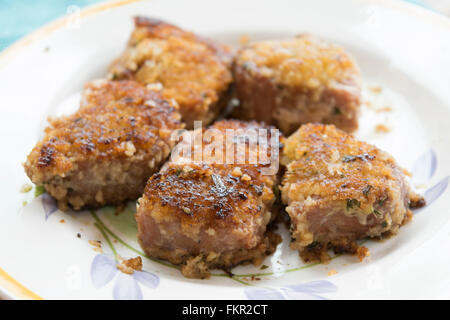 Steaks de thon pané et frit Banque D'Images