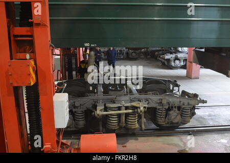 Chemin de fer transsibérien - changer le bogie roues sur le train que vous traversez la frontière de la Chine à la Mongolie. Chaque jeu de roues sont remplacés. Banque D'Images