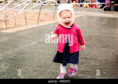 Caucasian girl laughing at park Banque D'Images