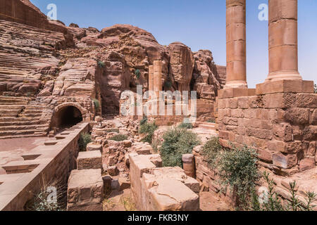 Les colonnes d'entrée au théâtre dans les ruines de la ville de red rock de Petra, Royaume hachémite de Jordanie, Moyen-Orient. Banque D'Images