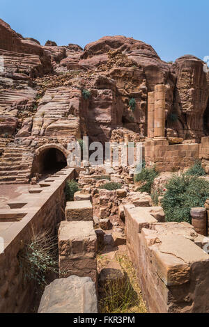 Les colonnes d'entrée au théâtre dans les ruines de la ville de red rock de Petra, Royaume hachémite de Jordanie, Moyen-Orient. Banque D'Images