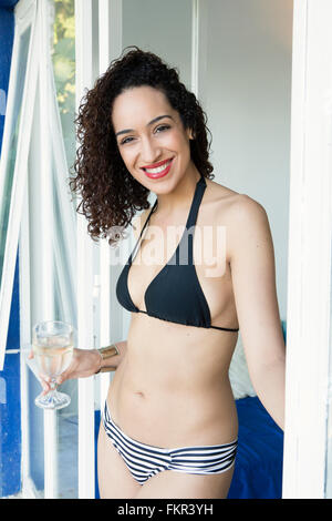 Mixed Race woman smiling in bikini Banque D'Images