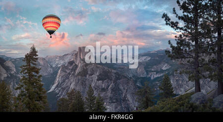 Montgolfière survolant le Yosemite, California, United States Banque D'Images