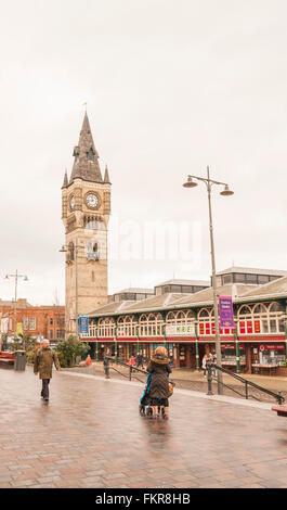 Une vue de l'horloge de la ville et le marché couvert à Darlington dans le nord-est de l'Angleterre Banque D'Images