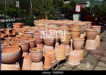Pots de terre cuite à la vente en pépinière le jardin Banque D'Images