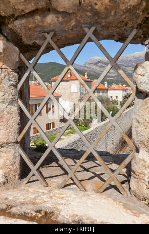 Vue sur la vieille ville à travers la fenêtre de la Citadelle (Castel St Mary) à Budva, Monténégro Banque D'Images