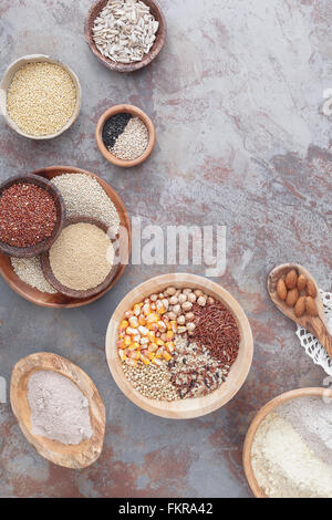 Grains et farines sans gluten. Un assortiment de céréales sans gluten dans divers contenants , vue d'en haut, l'espace vide Banque D'Images