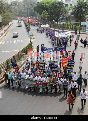 Dhaka, Bangladesh. 10 mars, 2016. Des milliers de Bangladeshis de mars National Press Club, à la plus grande forêt de mangrove en signe de protestation contre l'intention de construire deux centrales à charbon sur le bord de la forêt, classés au Patrimoine Mondial de Dhaka, Bangladesh, le 10 mars, 2016. Comité national pour protéger le pétrole, le gaz, les ressources minérales, l'Alimentation et des ports a organisé 3 mars journée d'abandonner son soutien pour la construction des usines près de les Sundarbans, une zone de rizières, les fermes à crevettes et de vastes forêts de mangrove. Asad Rehman : Crédit/Alamy Live News Banque D'Images