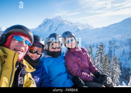 Family riding téléski Banque D'Images