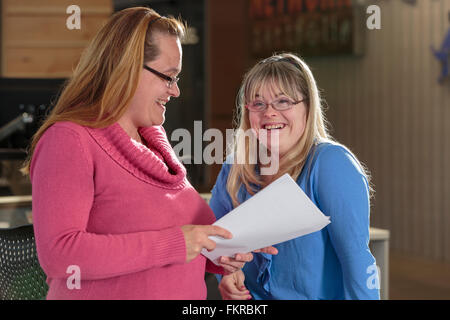 Caucasian businesswomen talking in office Banque D'Images