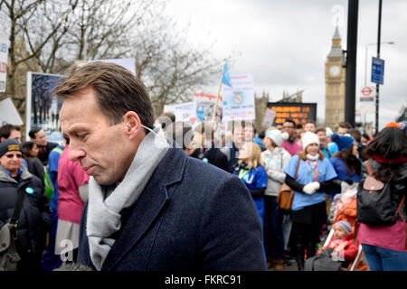 Ben Brown, journaliste de la BBC en dehors de rapports de l'Hôpital de St Thomas sur la grève des médecins de junior, 10 février 2016 Banque D'Images