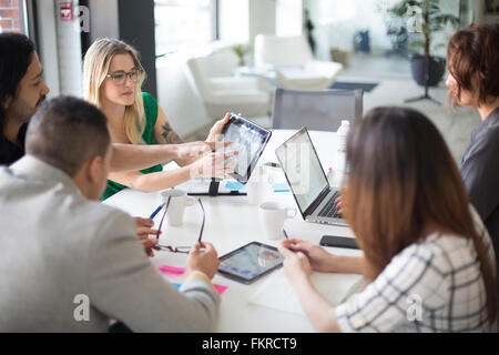 Business people using digital tablet in office meeting Banque D'Images