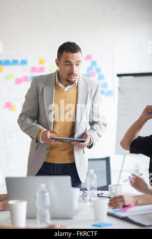 Businessman talking in office meeting Banque D'Images