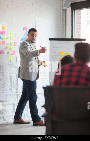 Businessman talking in office meeting Banque D'Images