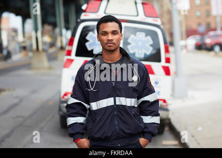 Mixed Race ambulance ambulancier debout près de Banque D'Images