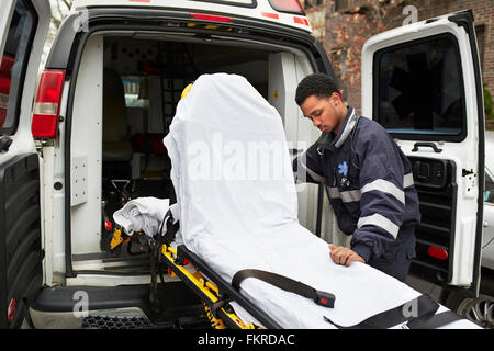 Mixed Race ambulancier ambulance de Gurney roulant Banque D'Images