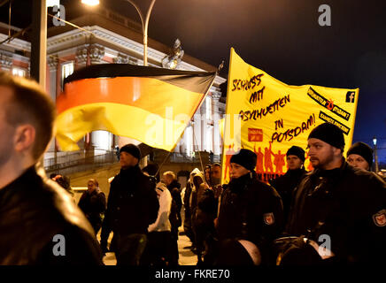 Potsdam, Allemagne. Mar 9, 2016. Les agents de police escort autour 60 Pogida de supports, d'une régionale découlant du mouvement Pegida islamophic et xénophobes (les Européens contre l'islamisation patriotique de l'Ouest), qu'ils défilent devant le parlement régional de Potsdam, Allemagne, le 9 mars 2016. Plusieurs demostrations compteur a eu lieu en signe de protestation contre le rallye Pogida en même temps. Photo : Bernd Settnik/dpa/Alamy Live News Banque D'Images