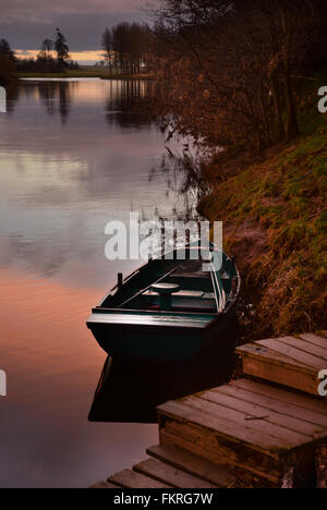 Bateau de pêche sur la rivière Tweed près de Birgham où la rivière forme la frontière écossaise. Banque D'Images