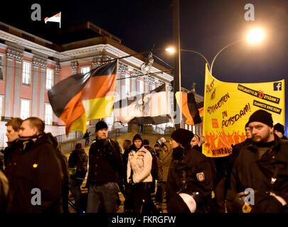 Potsdam, Allemagne. Mar 9, 2016. Les agents de police escort autour 60 Pogida de supports, d'une régionale découlant du mouvement Pegida islamophic et xénophobes (les Européens contre l'islamisation patriotique de l'Ouest), qu'ils défilent devant le parlement régional de Potsdam, Allemagne, le 9 mars 2016. Plusieurs demostrations compteur a eu lieu en signe de protestation contre le rallye Pogida en même temps. Photo : Bernd Settnik/dpa/Alamy Live News Banque D'Images