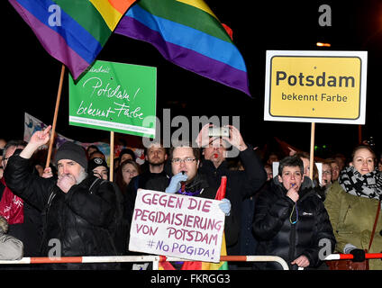 Potsdam, Allemagne. Mar 9, 2016. Les manifestants et les résidents locaux de protester contre un rassemblement d'Pogida, régionale découlant du mouvement Pegida islamophic et xénophobes (les Européens contre l'islamisation patriotique de l'Ouest), à Potsdam, Allemagne, le 9 mars 2016. Les panneaux et banderoles des manifestants lire 'Potsdam montre ses vraies couleurs' (L et R) et 'contre une Peidasation de Potsdam" (C). Photo : Bernd Settnik/dpa/Alamy Live News Banque D'Images