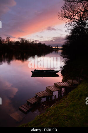 Bateau de pêche sur la rivière Tweed près de Birgham où la rivière forme la frontière écossaise. Banque D'Images