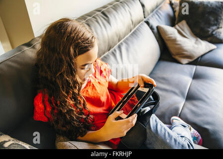 Mixed Race girl using cell phone Banque D'Images