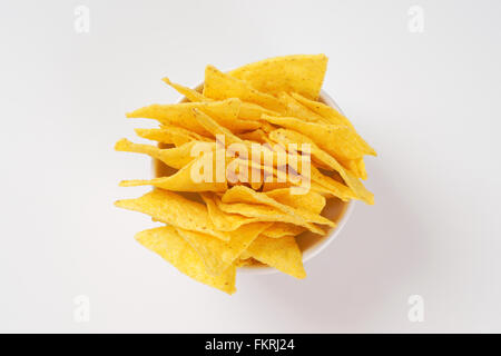 Bol de croustilles sur fond blanc Banque D'Images