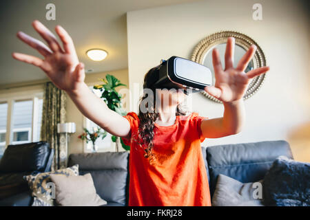 Mixed Race girl en utilisant des lunettes de réalité virtuelle Banque D'Images