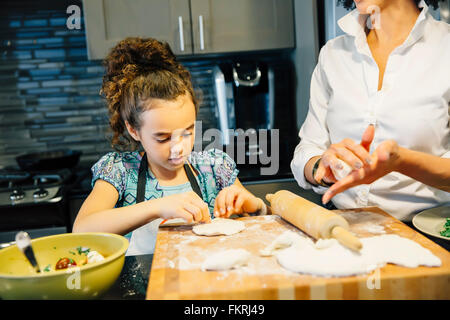 Mère et fille baking in kitchen Banque D'Images