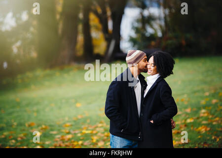 Couple kissing in park Banque D'Images