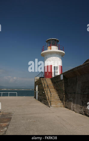 Phare à l'entrée du port à Wicklow sur la côte est de l'Irlande Banque D'Images