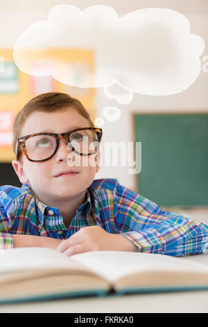 Caucasian student avec bulle pensée in classroom Banque D'Images