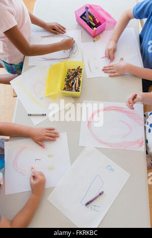 Les élèves en classe de dessin Banque D'Images