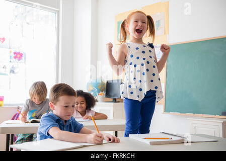 Des cris d'étudiant at desk in classroom Banque D'Images